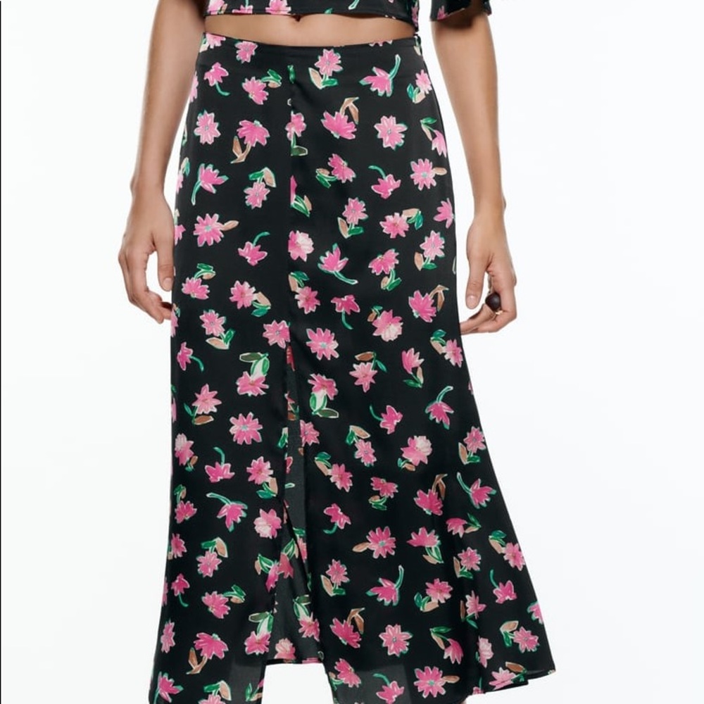 FLORAL SATIN EFFECT SKIRT